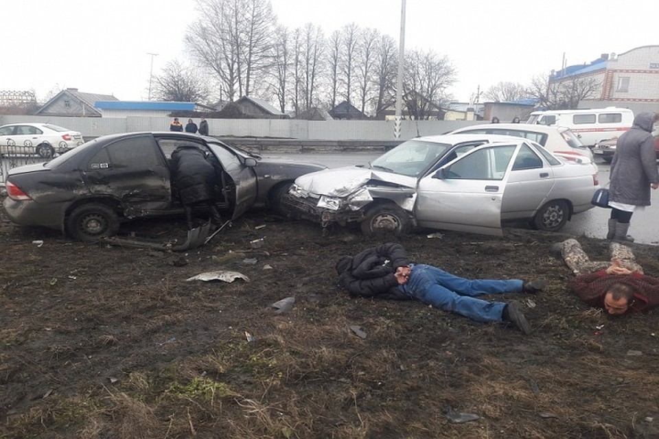 Всех задержанных вытащили из автомобиля.