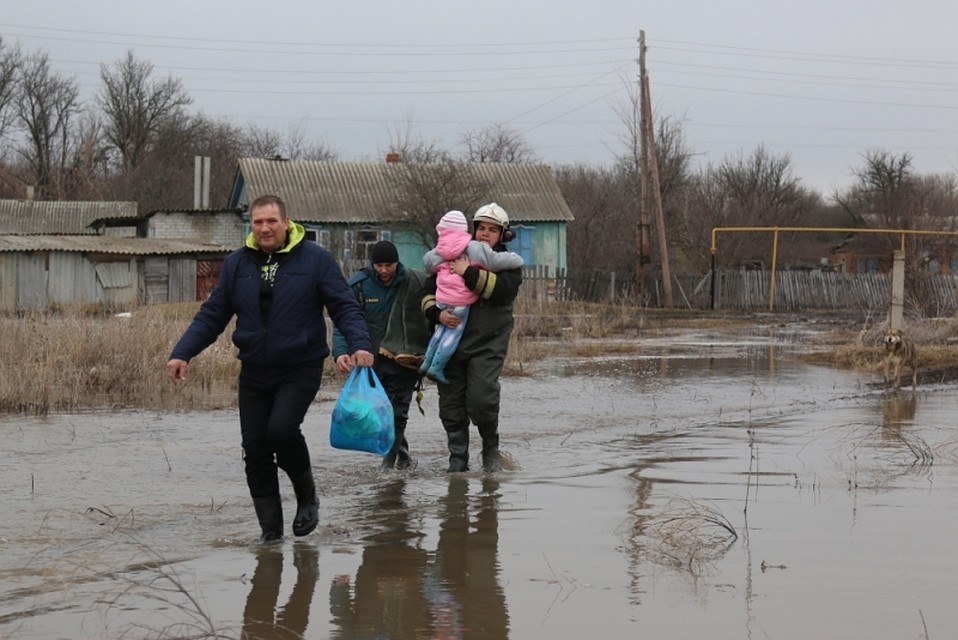 Почти двести семей временно оказались без жилья - их дома подтоплены.