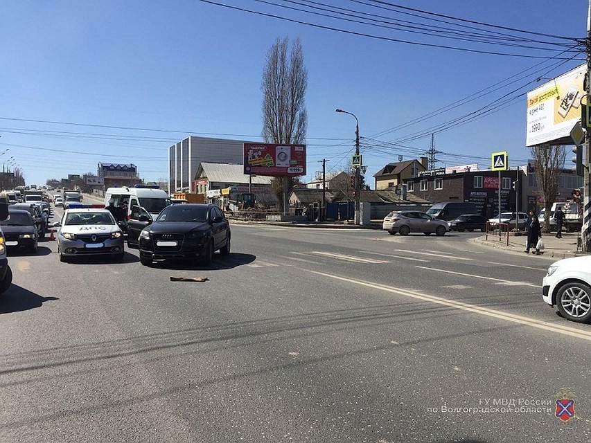 Дорогостоящий кроссовер сбил пожилую женщину на пешеходном переходе