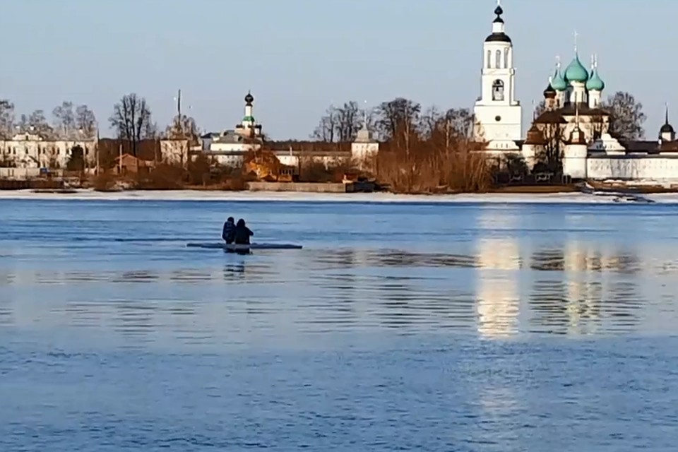 Ярославские спасатели сняли с льдины двух школьников. Фото: Илья Бесхлебный.