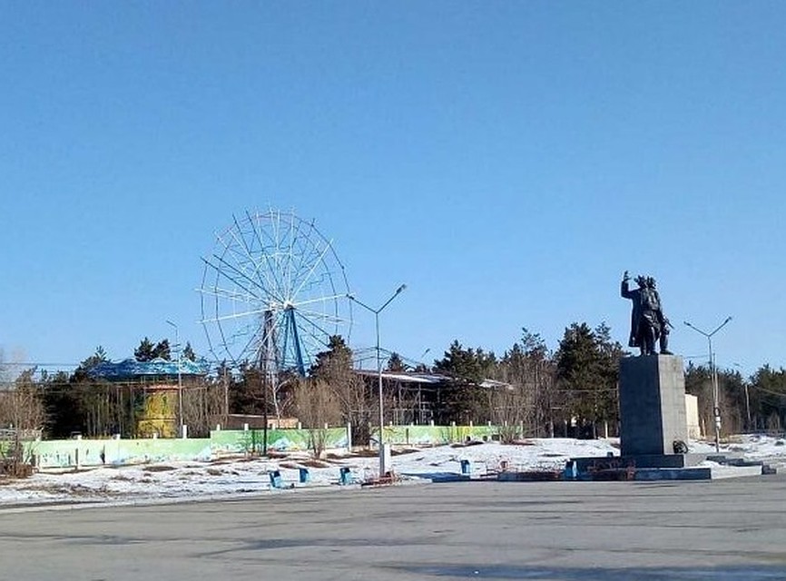 В парке демонтируют старое колесо обозрения. Новое будет практически в два раза больше.
