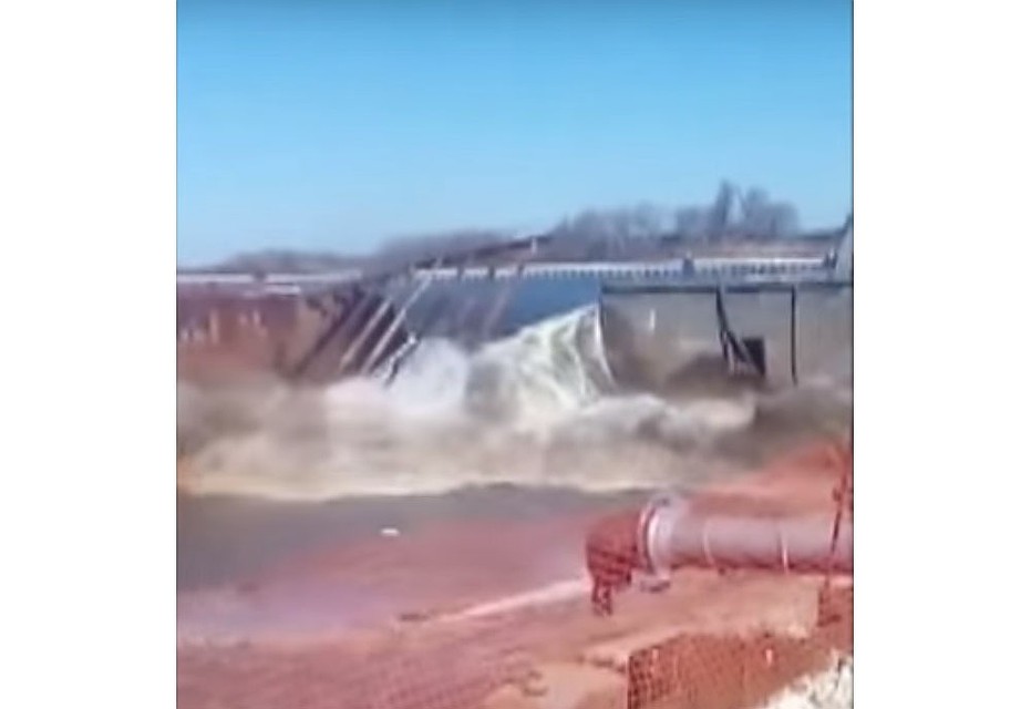 Фото: Кадр с видео «В Белоомуте прорвало шлюз» – youtube.com
