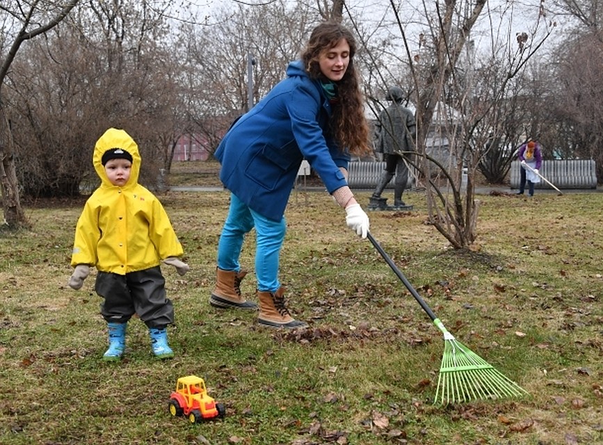 Уфимцы будут ворошить снег, убирать снег и наледь, а также собирать мусор из-под растаявшего снега.