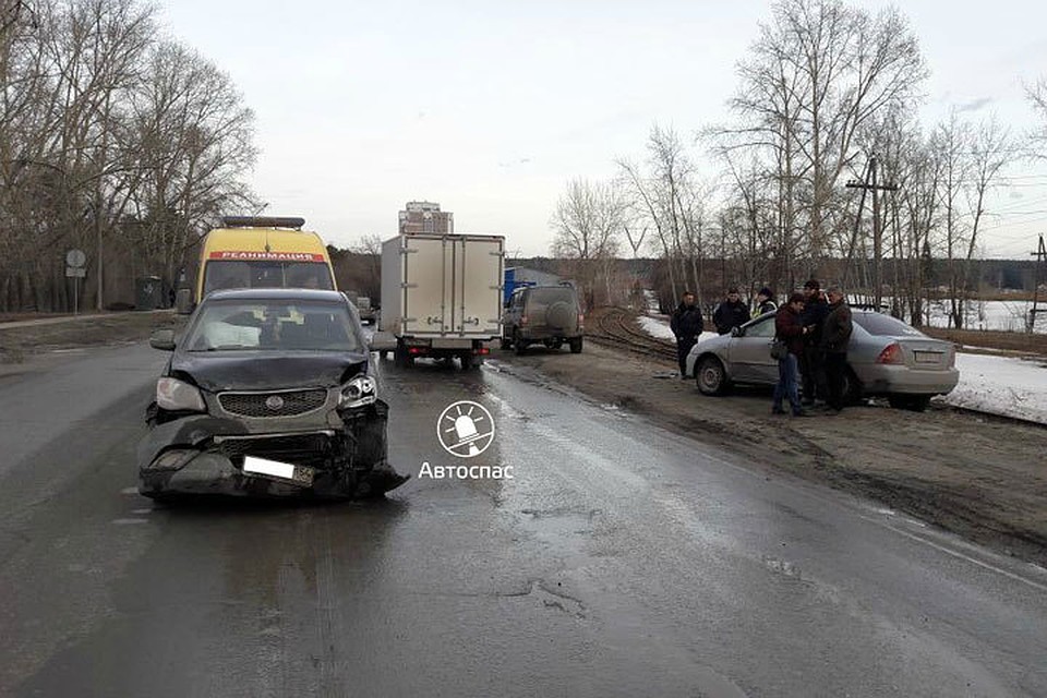 Автомобили SsangYong и Toyota Corolla столкнулись у дома №1А по улице Русская. Фото со страницы vk.com/avtospasrus