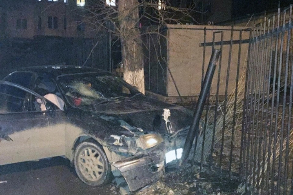 Пьяная иркутянка врезалась в металлический забор за рулем «Тойоты Короны». Фото: пресс-служба ГУ МВД по Иркутской области