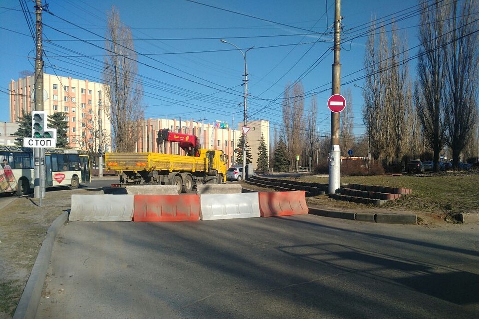 Выезд на К.Маркса со стороны суда перекрыт