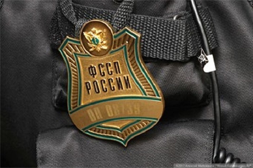 Приставы "выкопали" должника из кучи гравия