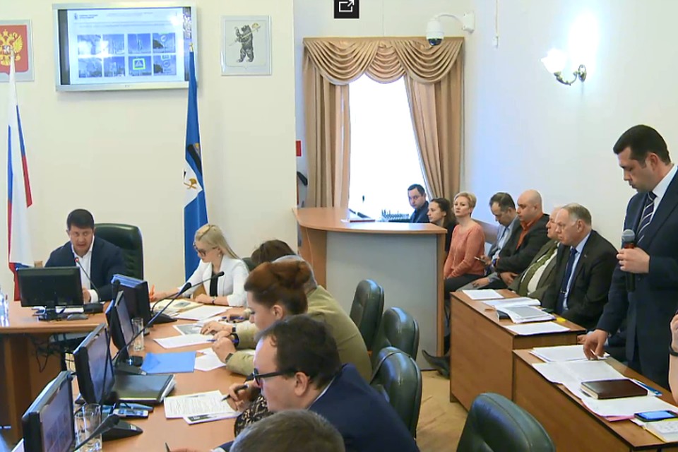Мэр отчитал подчиненных за нерасторопность по приведению в порядок дорожных знаков. Фото: скриншот с трансляции собрания на сайте мэрии.