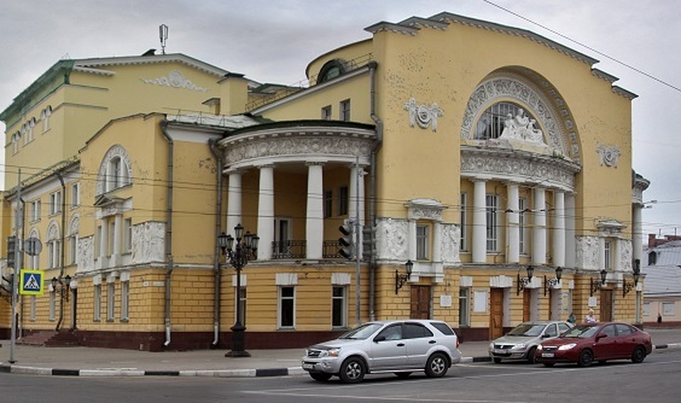 Профессиональный дебют на первой русской сцене