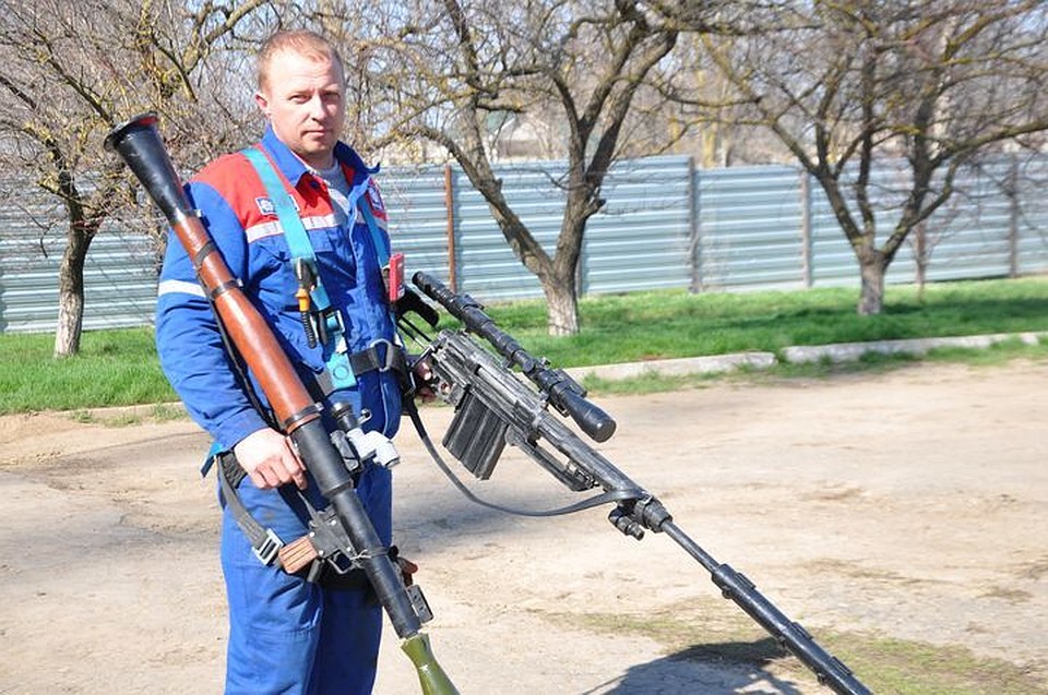 Увлечения электромонтера Константина Костина разносторонние: занимается бумажным 3D-моделированием, лепкой из глины и живописью. Кроме того, в его коллекции - десятки единиц военной техники и оружия