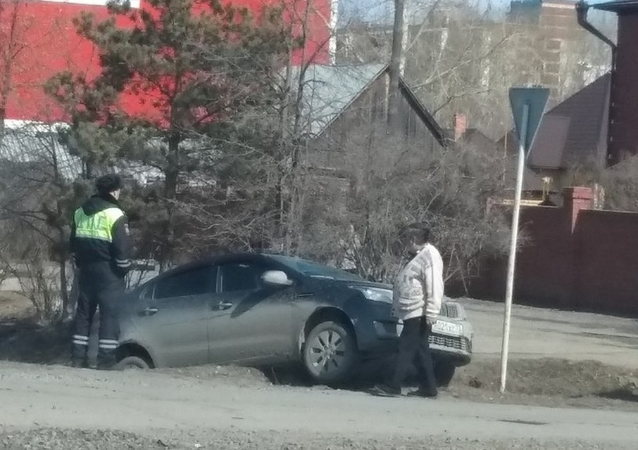 Родственники водителя, улетевшего в кювет, благодарны тюменцам за отзывчивость. Фото "ЧС Тюмень" vk.com