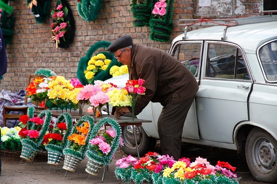 С красноярских кладбищ вывезли 75 «Камазов» мусора