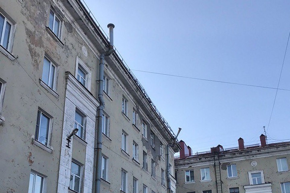 Обратите внимание на крайнюю трубу справа. Видите, как она отклонилась, почти под углом в 45 градусов? На нее давит сверху тяжелое металлическое заграждение. Если бы оно упало на человека - быть беде. Фото: Александра Малая
