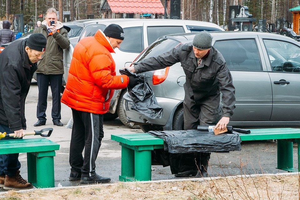 Жителям Тюмени бесплатно вручают мешки на кладбищах. Фото tyumen-city.ru