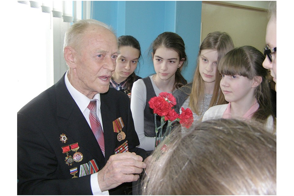Фронтовик Владимир Баландин беседует с учащимися школы № 180. Фото предоставлено Нижегородской областной общественной организацией «Нижегородский пограничник».