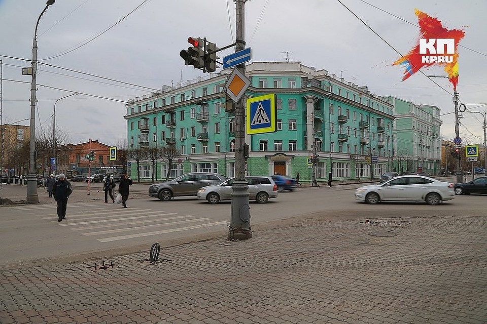 В первую очередь на проспекте установят новее освещение. Поэтому сейчас, заранее начнут убирать прежние опоры.
