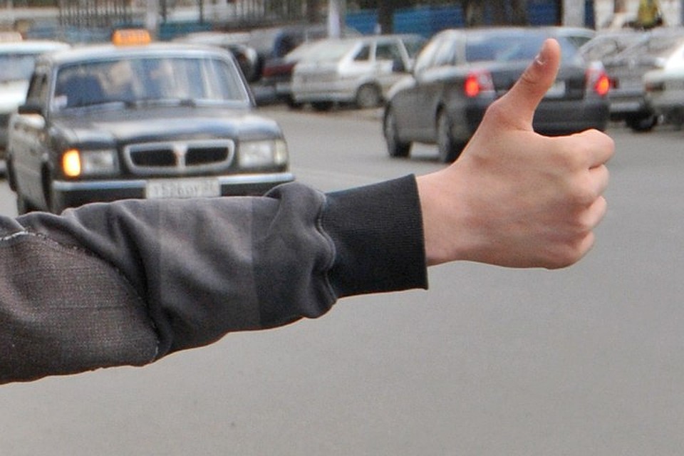 Житель Мурманской области ловил попутки после ДТП на трассе Кола в Кандалакшском районе.