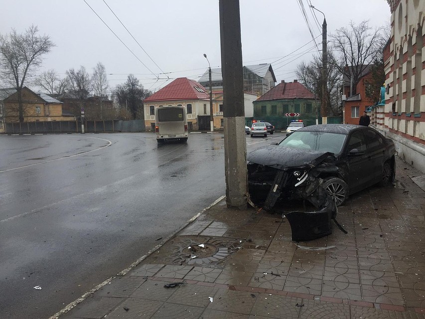 Автомобилист врезался в мечеть, а затем в мачту электроосвещения Фото; УГИБДД РФ по Тверской области