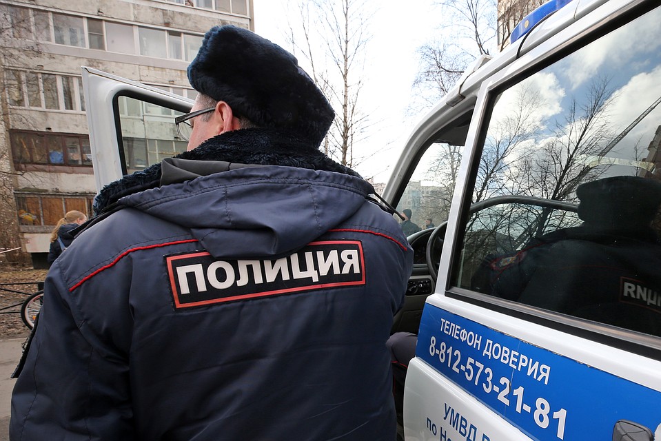 Правоохранители собрали улики с места инцидента и изъяли записи с камер наблюдения. Фото: Петр Ковалев ТАСС