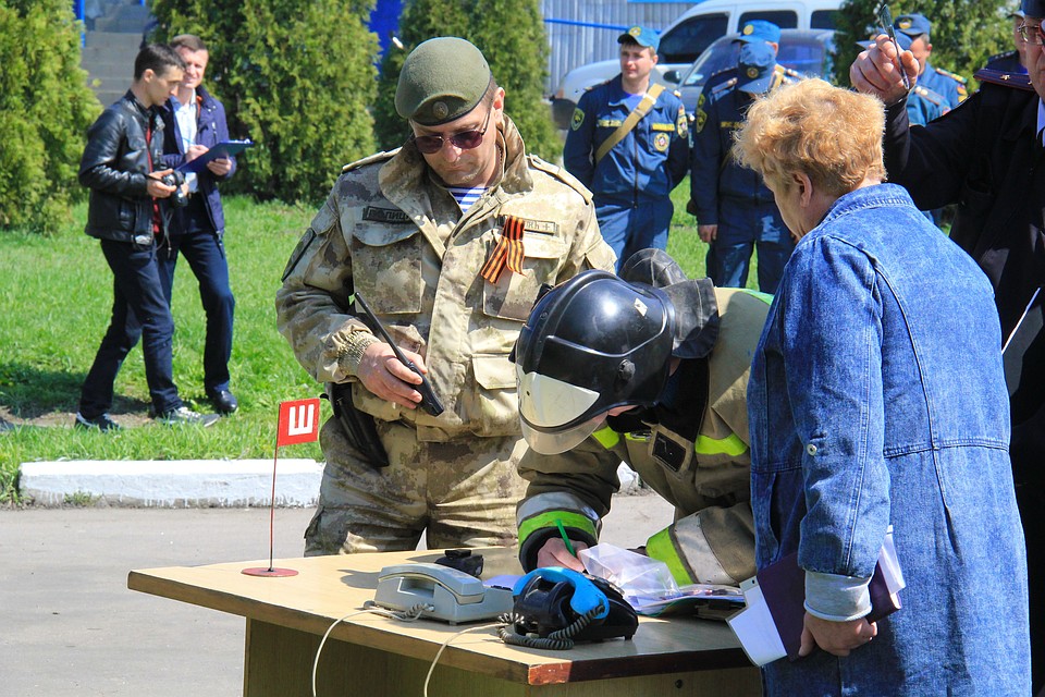 Местные жители с интересом наблюдали за учениями спасателей. Фото: МЧС ДНР