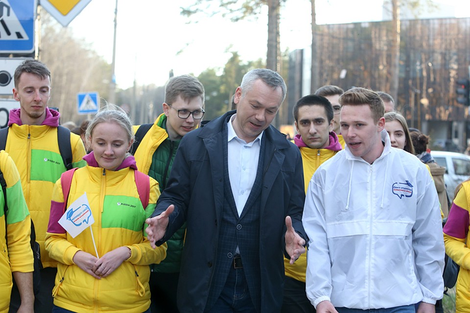 Студенты попросили Андрея Травникова поддержать Парад студентов. Фото пресс-службы правительства НСО