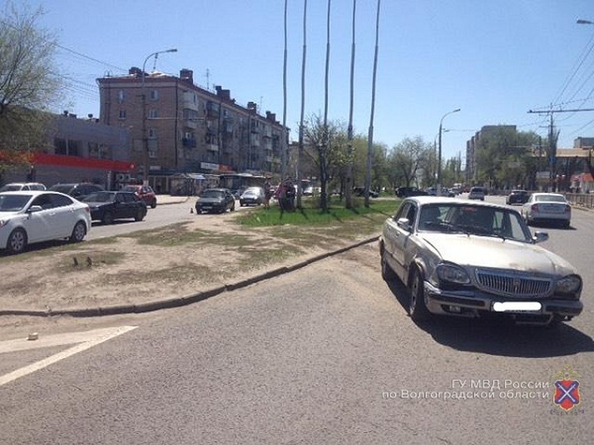 "Волга" врезалась в "Ладу" и сбила пешехода на островке безопасности