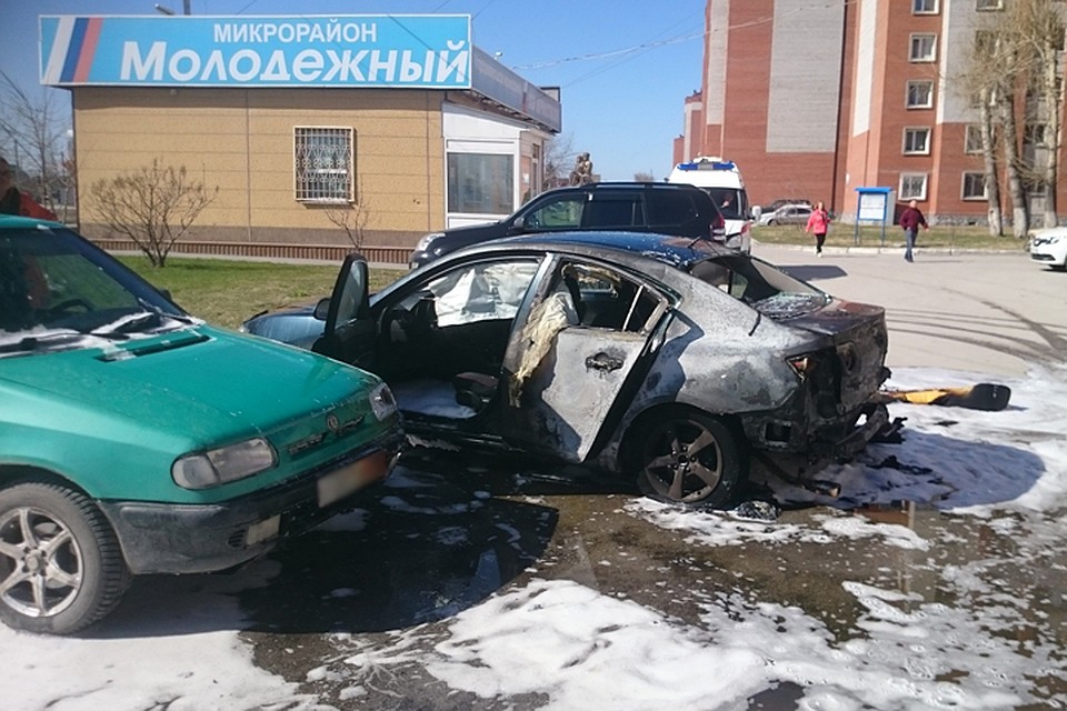 Огонь с автомобиля «Мазда» перешел на рядом находящийся автомобиль. Фото со страницы vk.com/incident_nsk