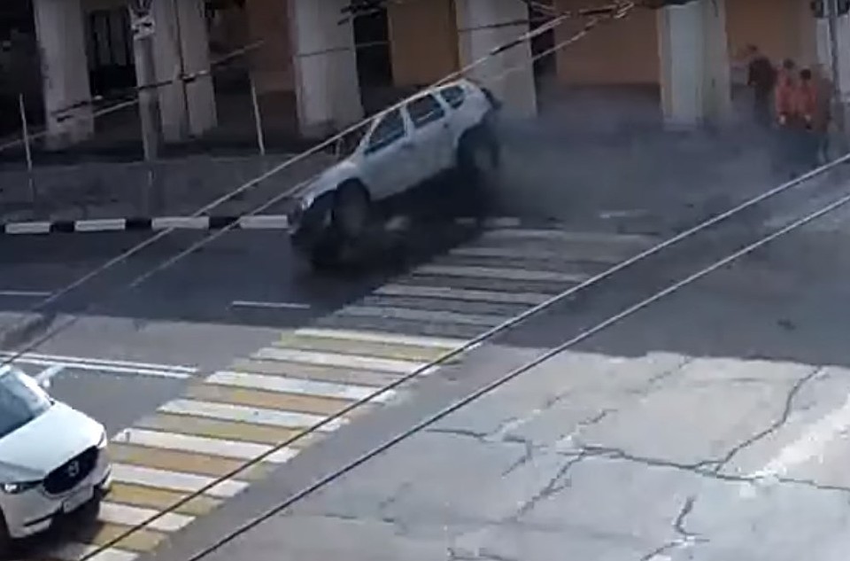 Иномарка врезалась в бордюр.