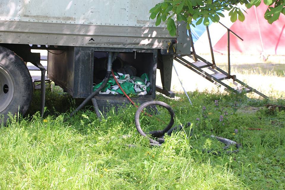 "К нам в очередной раз приехал цирковой балаган". Фото: Facebook, Олег Фетисов.