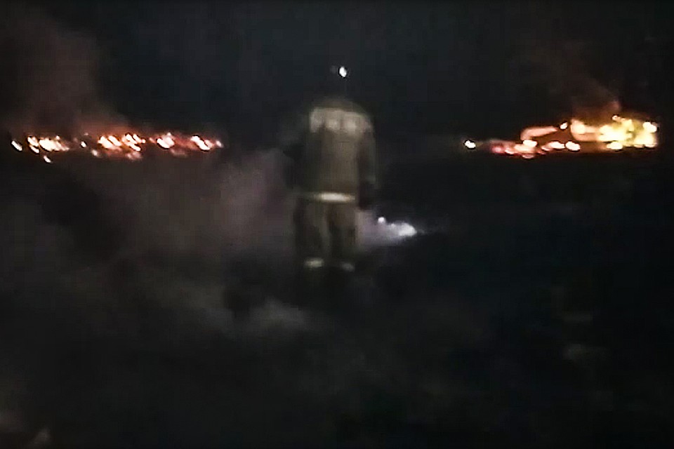 В социальных сетях появилось эпичное видео крупного пожара в Биробиджане