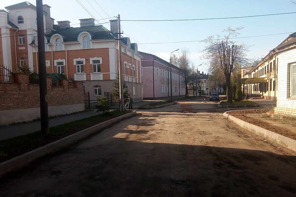 Работы ведутся не только на проезжей части, но и на тротуарах, где на сегодняшний день рабочие уже уложили новый асфальт.