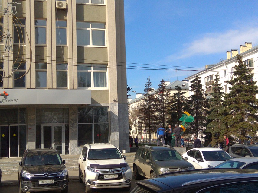 Рядом с хвостом немецкого самолета уже установили противотанковый еж и макет зенитной установки