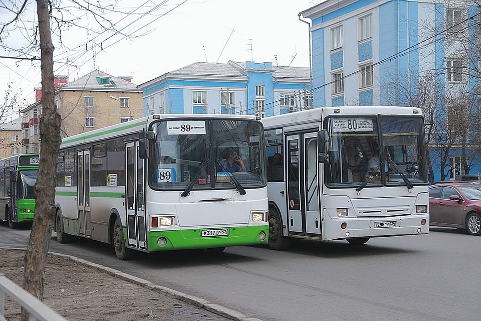 В автобус надо как-то втиснуться, что в час-пик практически невозможно.