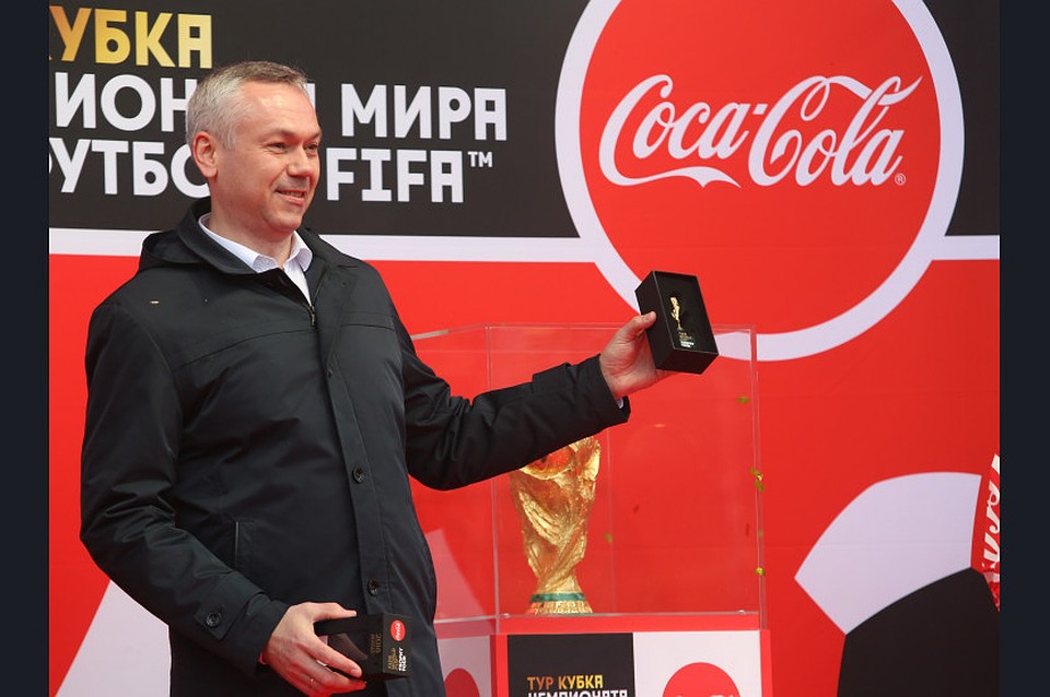 Андрею Травникову вручили уменьшенную копию Кубка Чемпионата мира по футболу FIFA. Фото пресс-службы правительства НСО