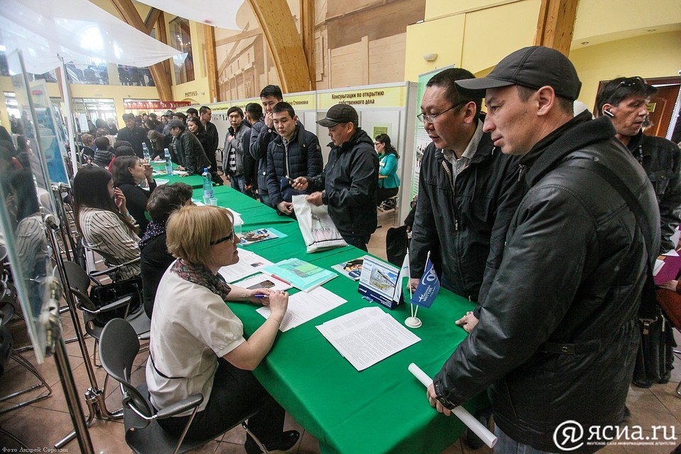 В приоритетном порядке ведется работа по повышению занятости сельского населения.