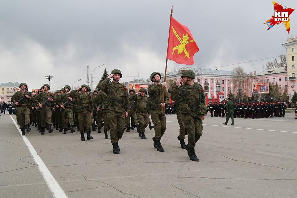 Репетиция Парада Победы прошла в Барнауле. Фото: Олег УКЛАДОВ