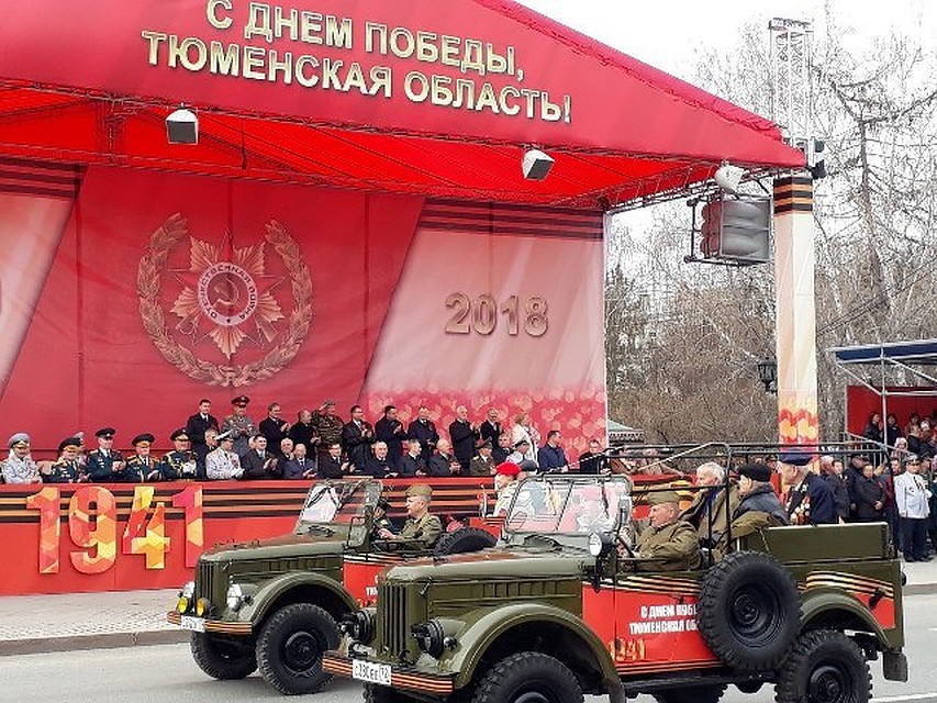 Возглавили колонну ветераны