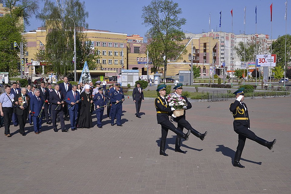Руководители Брянска и области возложили цветы на площади Воинской Славы.