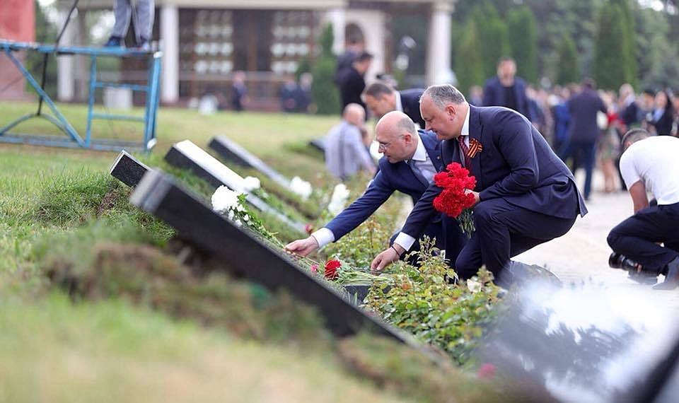 Первые лица государства возложили цветы.