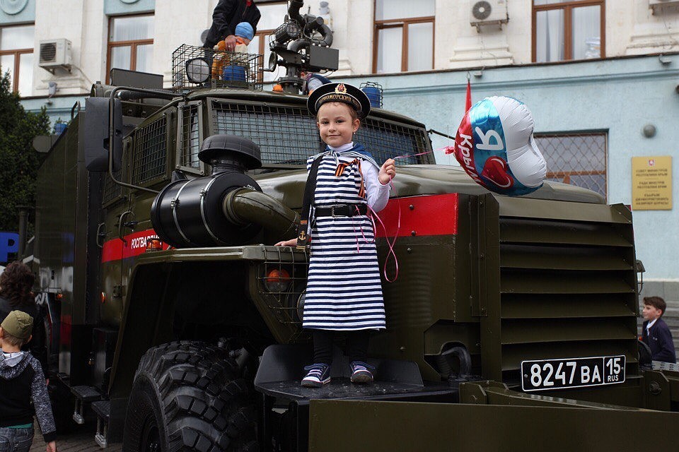 Дети радуются празднику