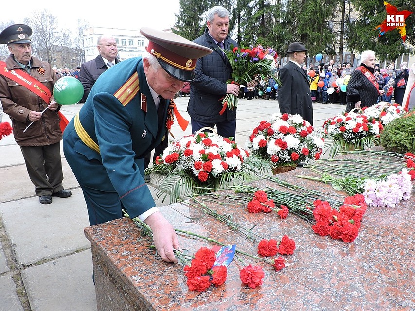 В Сыктывкаре 9 мая началось с возложения цветов к двум главным мемориалам города