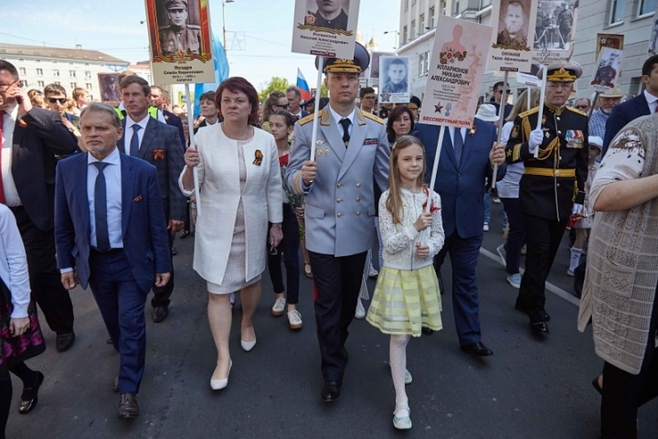 Глава калининградской полиции нес портрет своего деда.