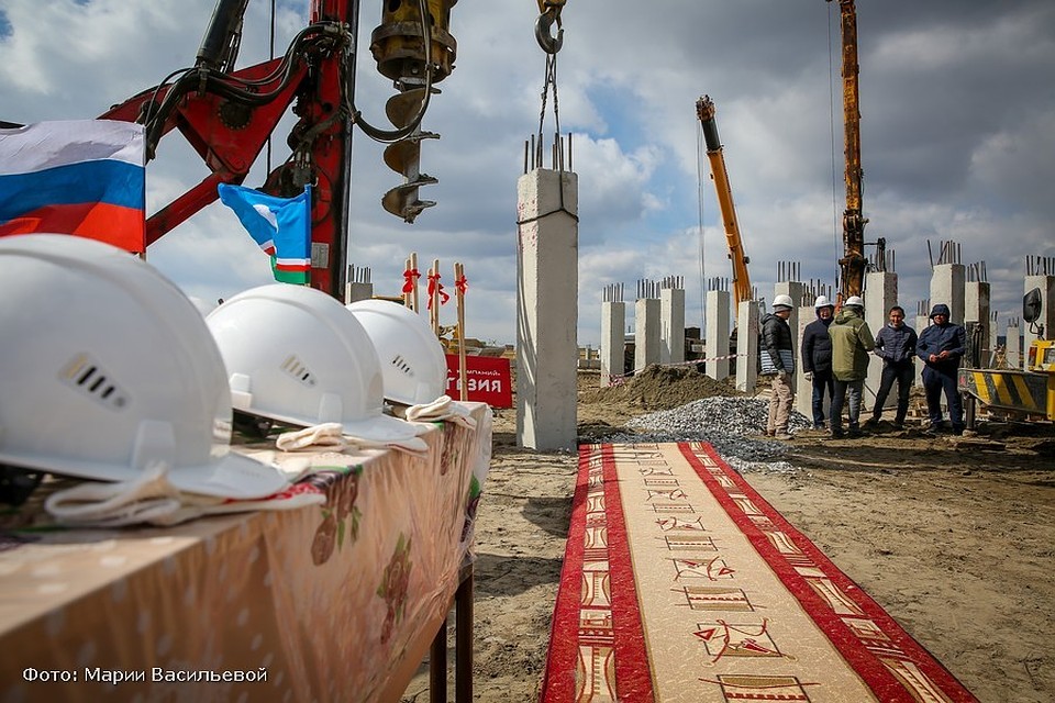 Кран поднял сваю и установил её на подготовленное место.