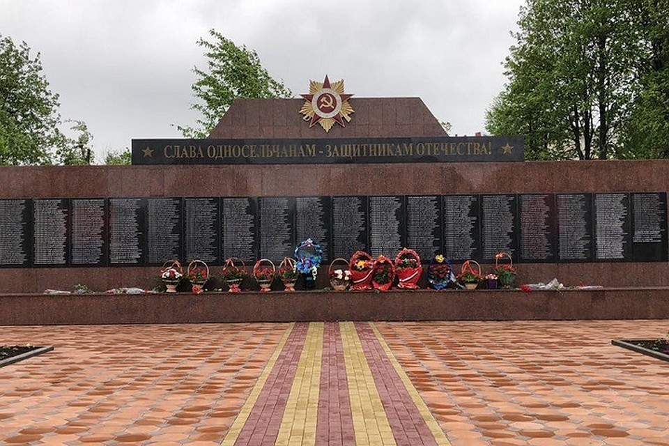 На гранитных плитах — 692 имени.