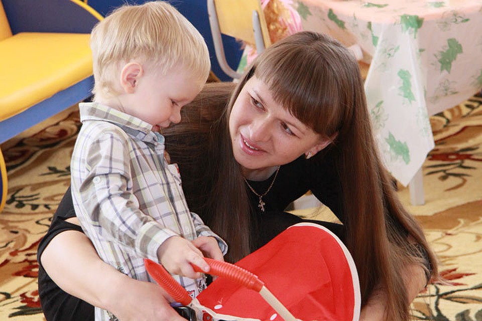 На лето родителям надо бросать работу, чтобы сидеть с ребенком дома