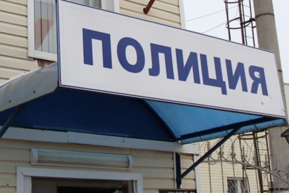 Один из злоумышленников вырвал у мужчины сумку и убежал.