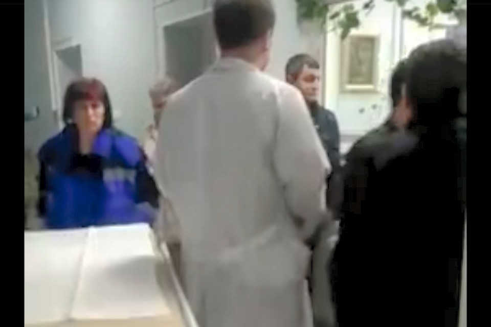 Дебошир в мурманской городской больнице говорил неразборчиво и с акцентом из-за сильного волнения. Различаются слова, похожие на «Убийцы» и «Что поделать, если я не русский?» Фото: группа «Мурманск ДТП ЧП»