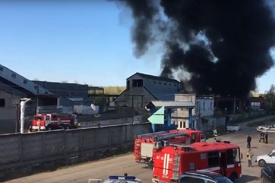 В горящих бочках находилось 100 кубических метров толуола, 50 кубических метров ацетона, 40 кубических метров изобутанола.