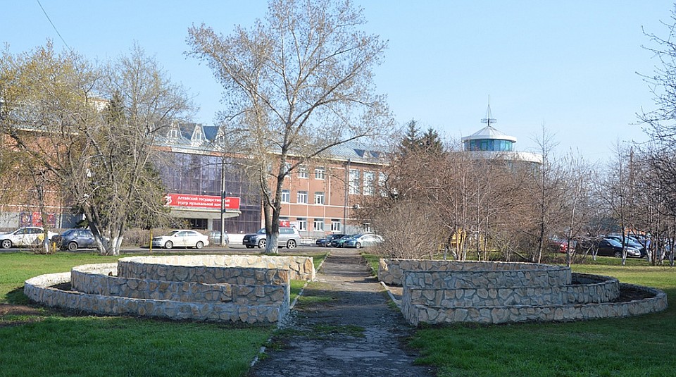 Трехуровневую клумбу обустраивают в центре Барнаула