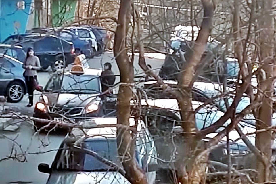 Таксисту не повезло с пассажирами. Мало того, что испортили салон, залив его нечистотами, так еще и лицо разбили. Фото: Аня Геннадьевна